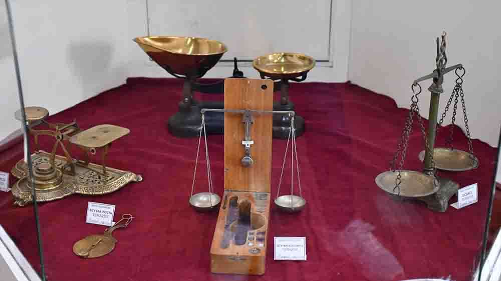 Sivas'ta 74 yaşındaki antikacı eski terazileri sergiledi