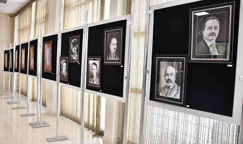 Sivas'ta öğretmenler köy okuluna kütüphane kazandırmak için resim sergisi açtı