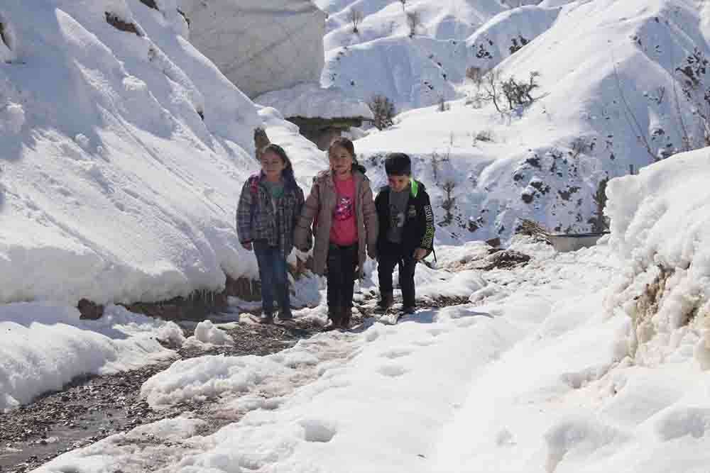 Sobayı yakıp  kardan temizleyerek öğrencilerini karşılıyor 
