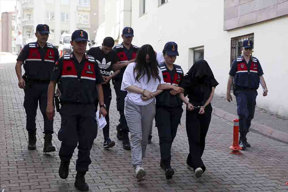 Sosyal medyada uyuşturucu kullanımını özendirdikleri iddia edilen 4 zanlı yakalandı