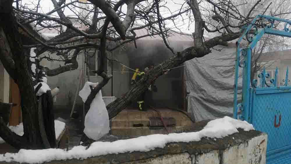 Tek katlı ev, yangında kullanılamaz hale geldi