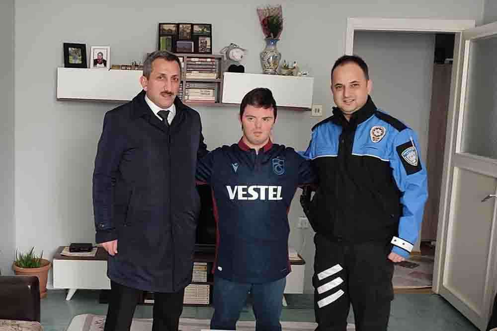 Tekirdağlı down sendromlu gencin Trabzonspor forması hayalini polisler gerçekleştirdiler. 