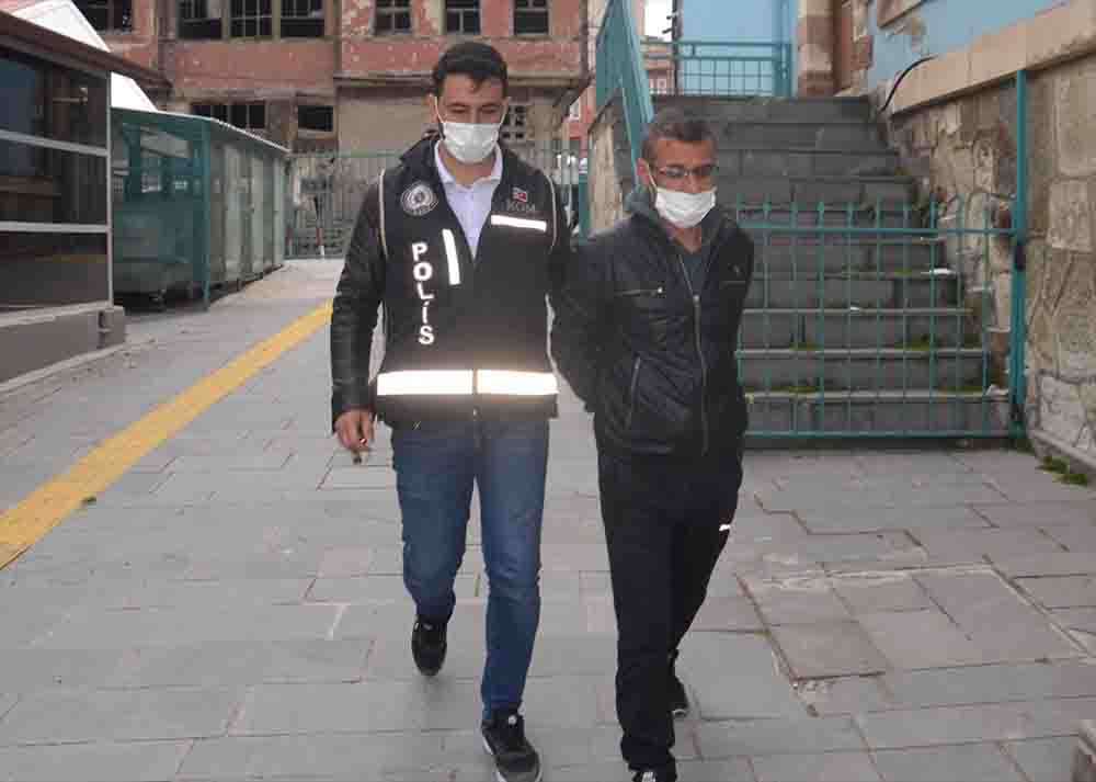 Telefonla dolandırdığı  kadından aldığı para ve altınlarla yakalandı 