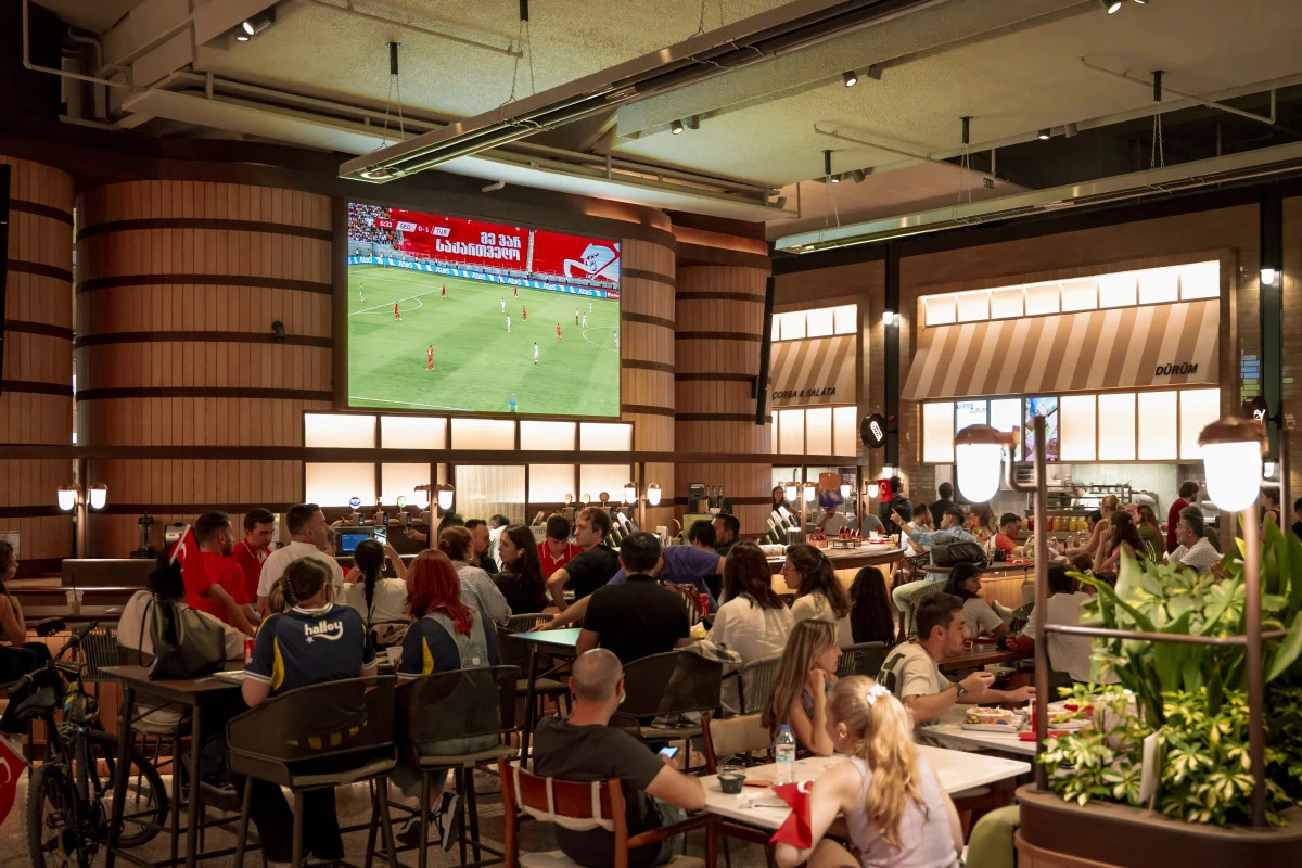 Terminal Kadıköy’de Fenerbahçe–Galatasaray derbisinin coşkusu