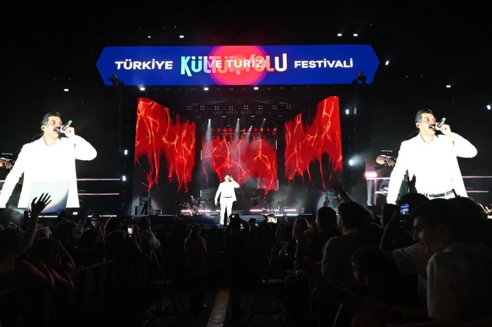 'Tiryakinim' Samsun&rsquo;da Yankılandı: Bayhan Canlı Sahnesiyle Batı Park&rsquo;ı Salladı!