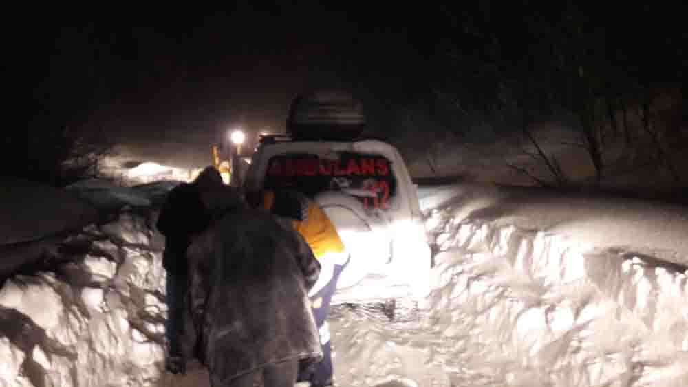 Tokat'ta karlı yolu 1,5 saatte açan ekipler, kadını hastaneye yetiştirdi 