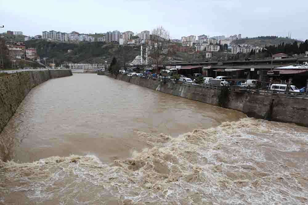 Trabzon'da sıcaklığın yükselmesi sebebiyle  hızla eriyen kar derelerin debisini yükseltti 