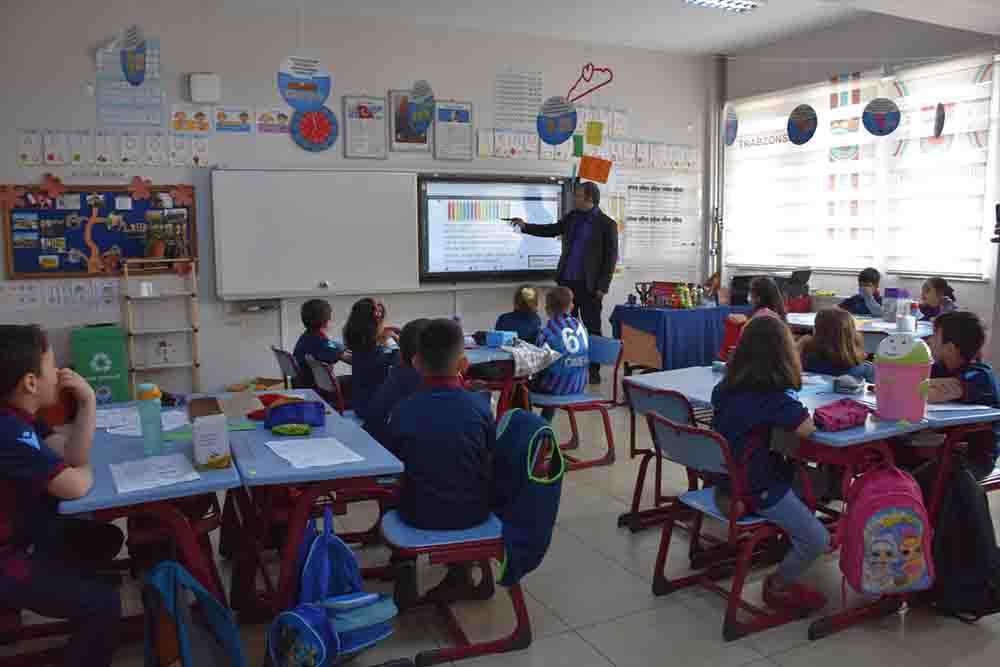 Trabzonspor sevdalısı öğrencinin forma sevinci sosyal medyada ilgi gördü 