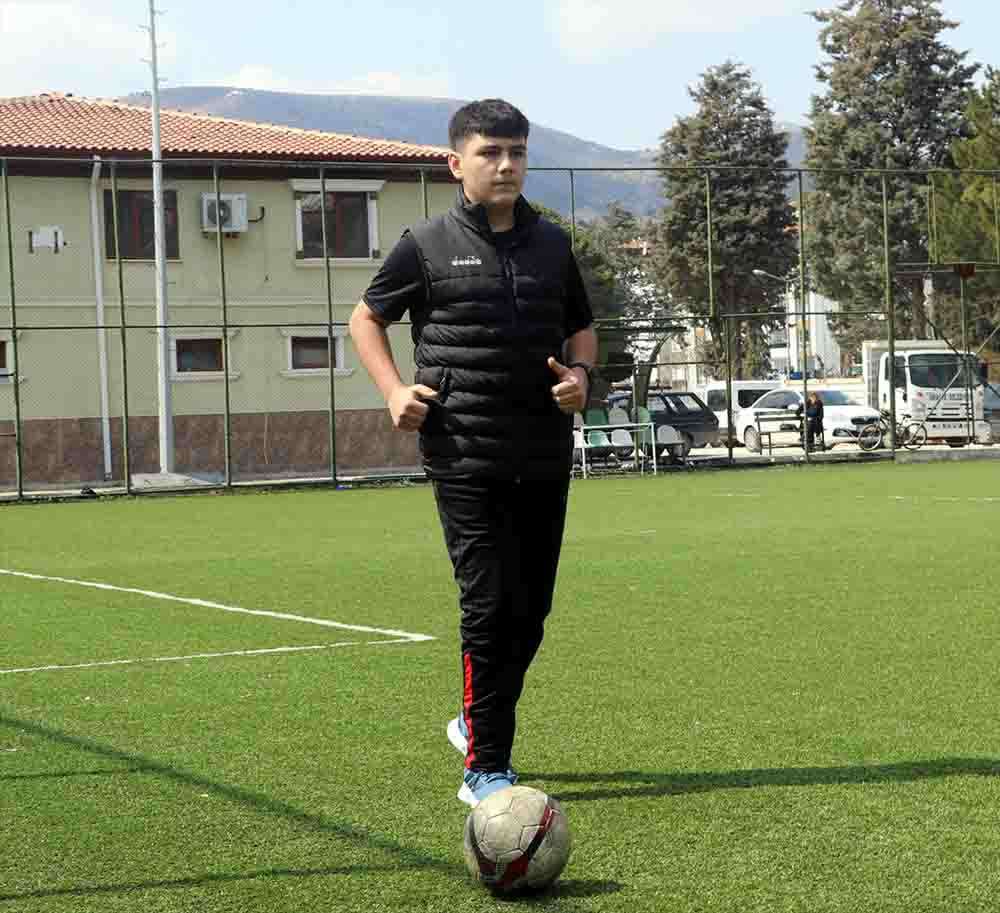 Tren kazasında sağ ayağını kaybeden Eren, protez bacakla antremana çıktı 