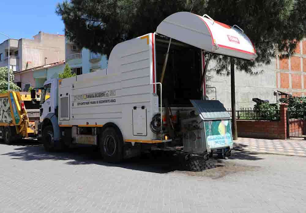 Turgutlu Belediyesi çöp konteynerlerinin dezenfekte çalışmalarına başladı. 