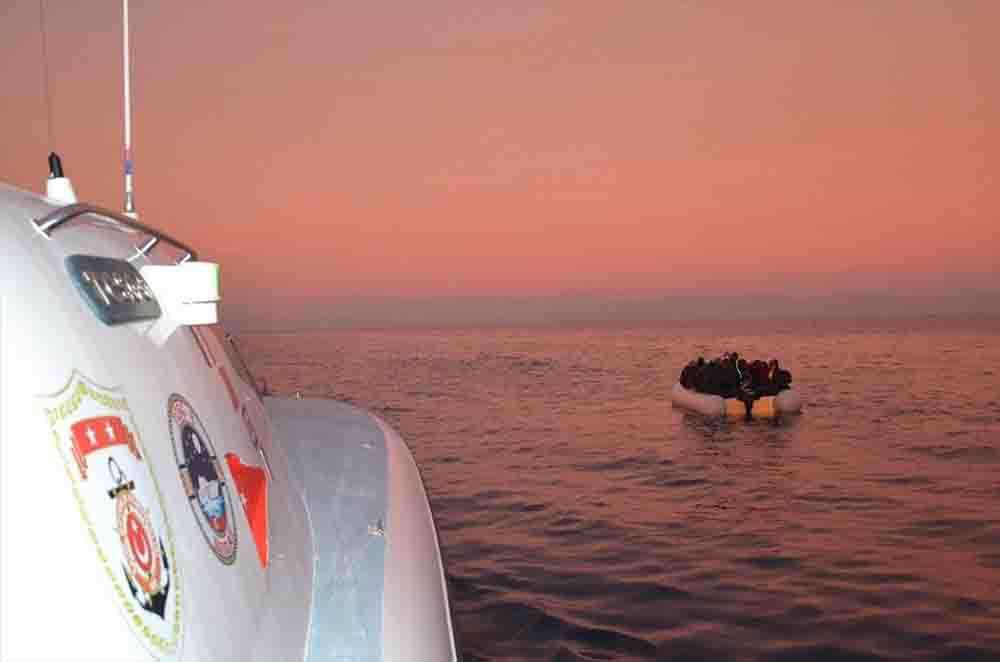 Türk kara sularına itilen 26 düzensiz göçmen kurtarıldı 