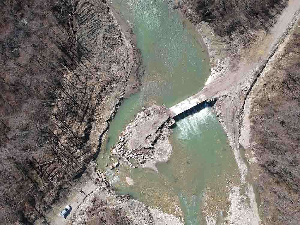 Üç Köyü Bi̇rbi̇ri̇ne Bağlayan Köprü Yıkıldı