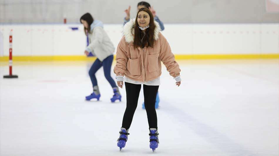 Üniversiteli gençler buz pateni ile tanıştı