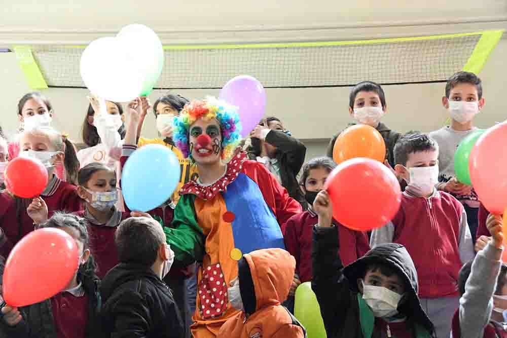 Üniversiteli palyaçolar köy okulların da öğrencilerin yüzünü güldürdü 