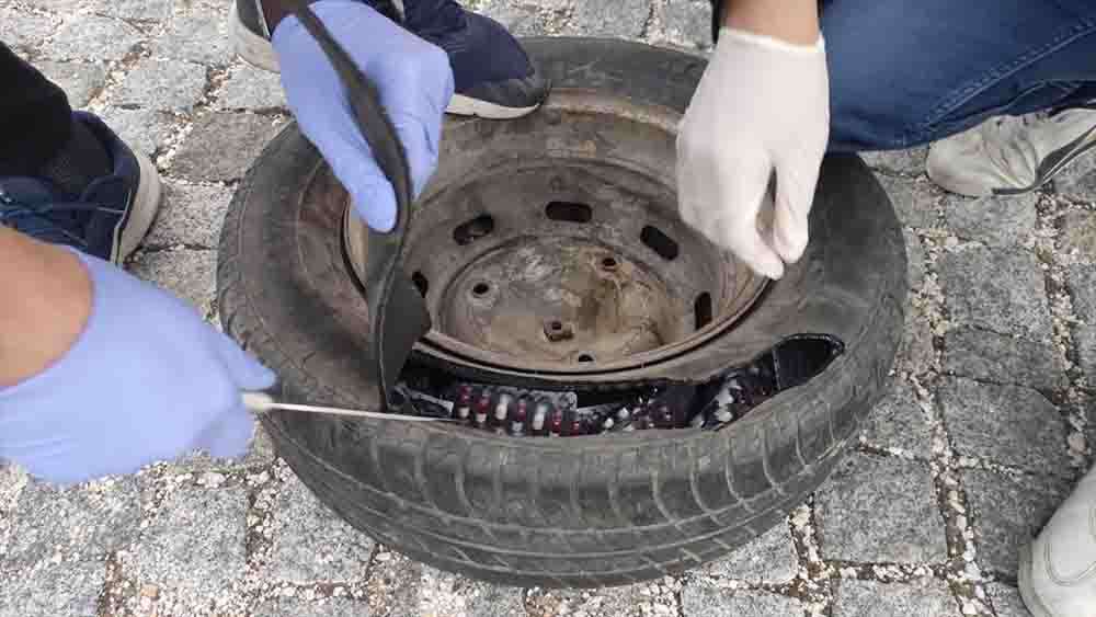 Uşak'ta otomobil tekerinde yeşil reçeteye tabi 1386 hap ele geçirildi 