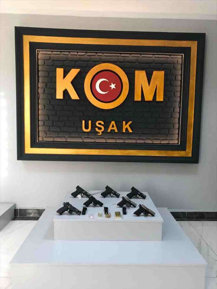 Uşak'ta otomobilde 7 ruhsatsız tabanca ele geçirildi 