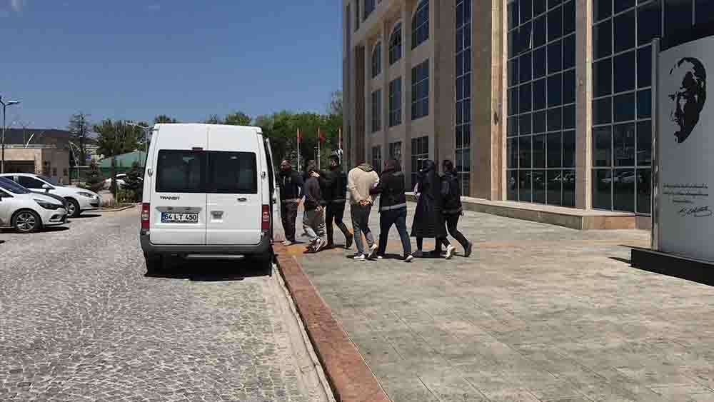 Uşak'ta otomobilde uyuşturucuyla yakalanan 2 şüpheli tutuklandı