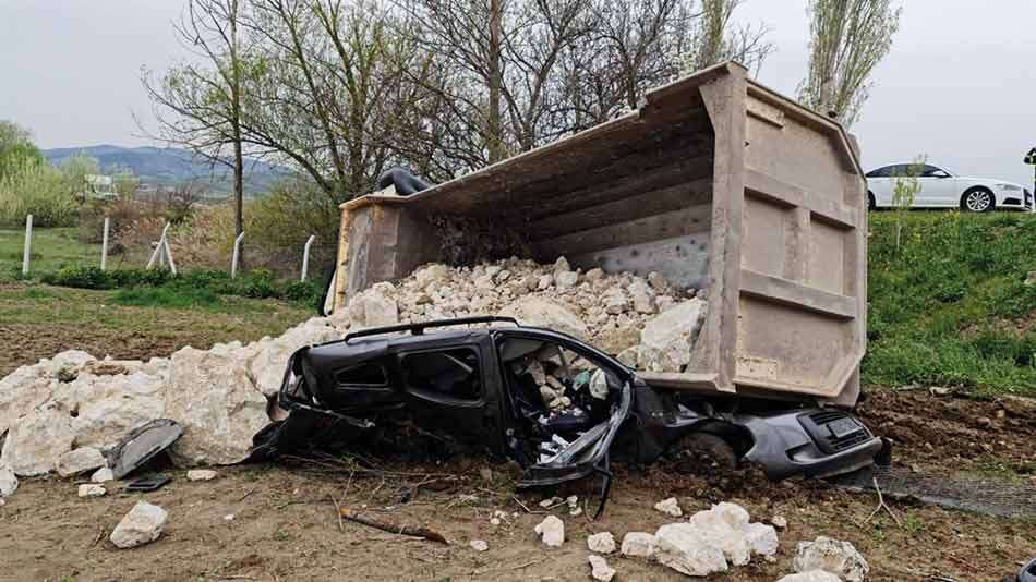 Üzerine taş yüklü kamyon devrilen aracın sürücüsü hayatını kaybetti