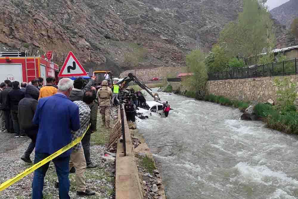 Van'da dereye yuvarlanan kamyonetteki 2 kişi öldü, 3 kişi yaralandı