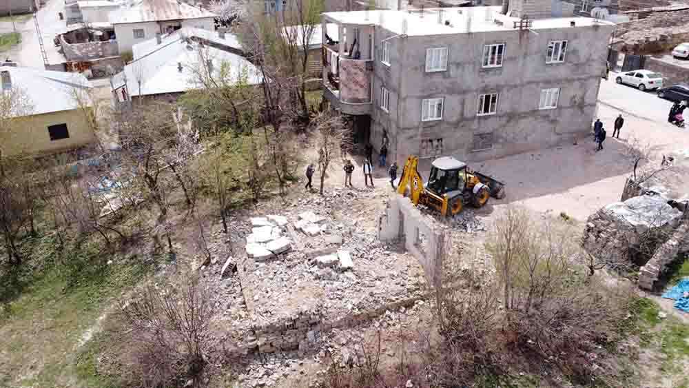 Van'da düzensiz göçmenlerin barındığı 3 metruk yapı yıkıldı