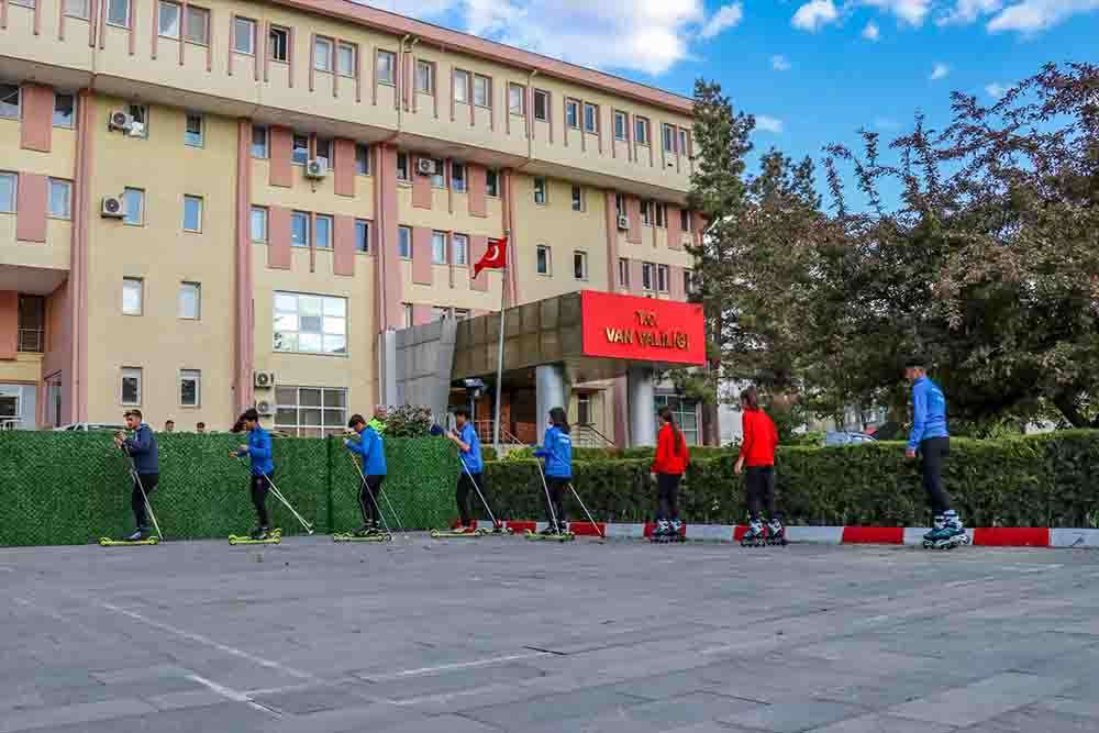 Van'da gençler demir bariyerlerin kaldırıldığı valilik bahçesinde patenle kaydı