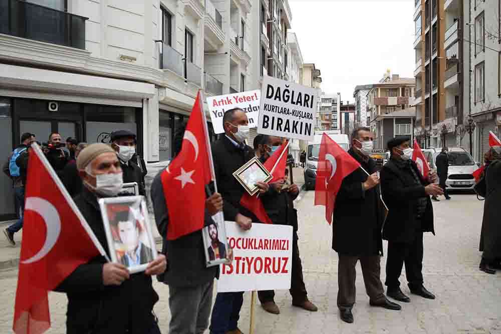 Vanlı aileler HDP İl Başkanlığı önündeki eylemlerine devam etti. 