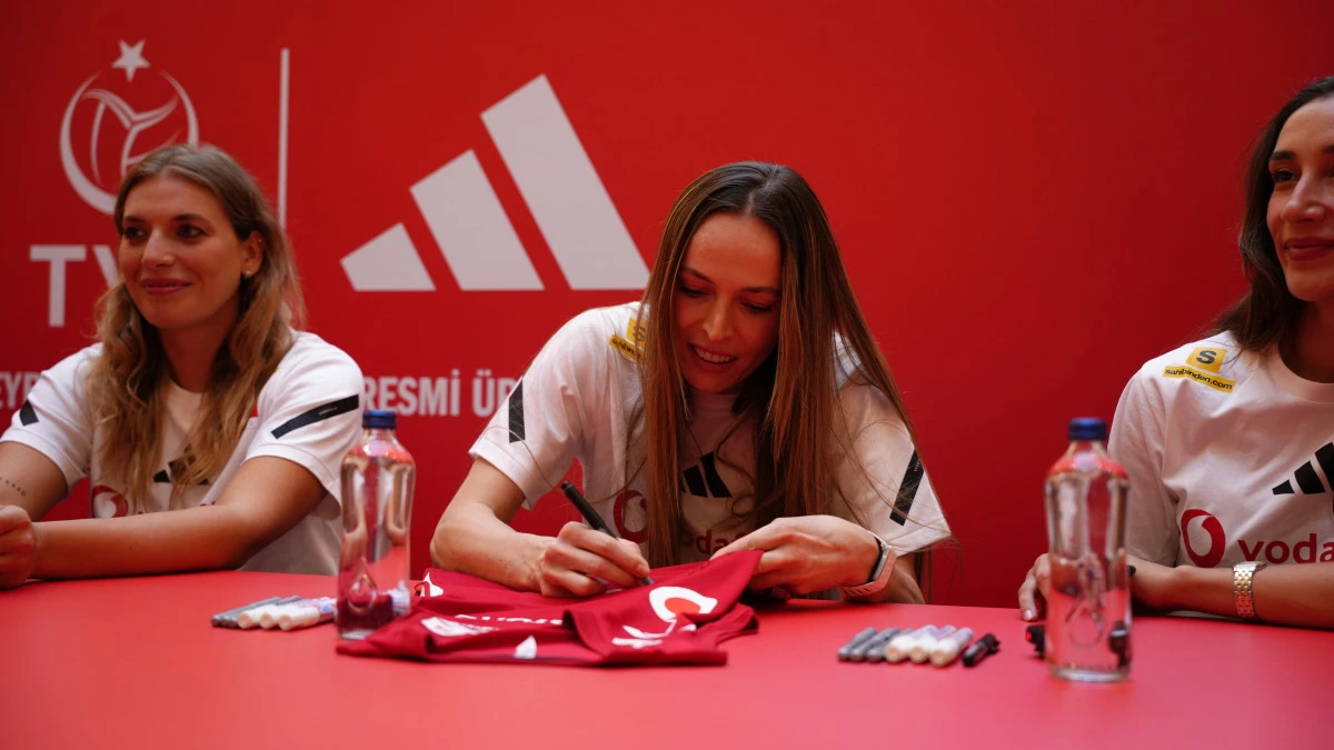 VNL Şampiyonu Sultanlara G&ouml;rkemli Karşılama: Eda Erdem, Hande Baladın Ve Cansu &Ouml;zbay Sahnedeydi!