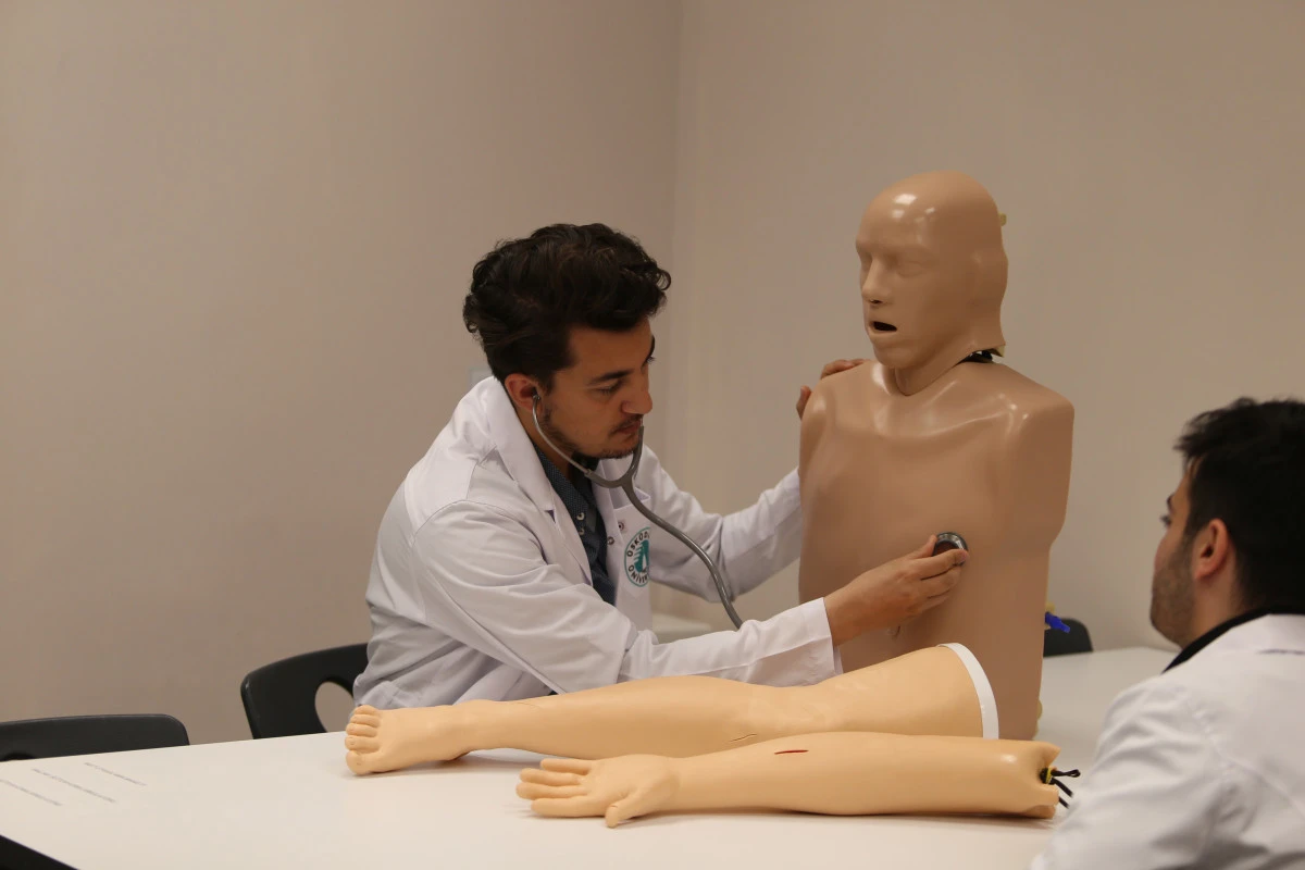 Yapay Zek&acirc; Ve Tıp Eğitimi: Prof. Dr. Haydar Sur Geleceğin Hekimliğini Değerlendirdi!