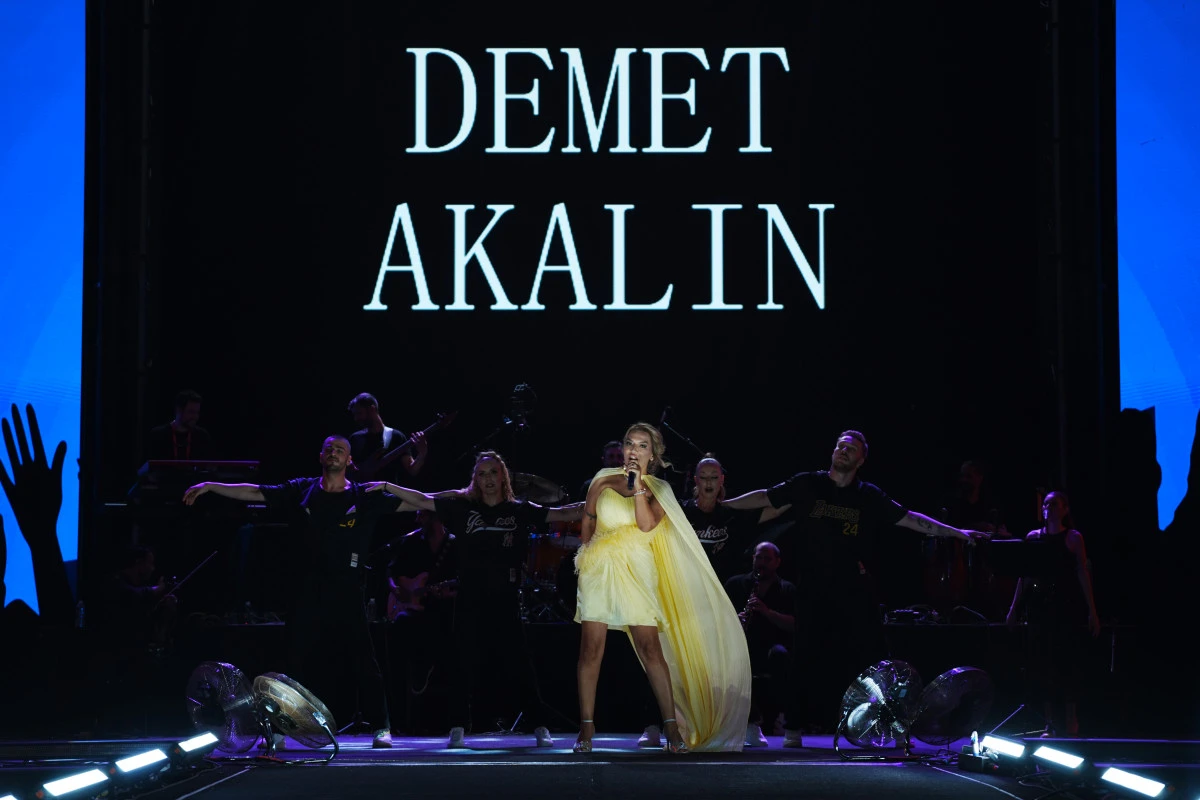 Yerimizde Durmuyoruz Diyen Demet Akalın Seyircinin Arasına Karıştı!