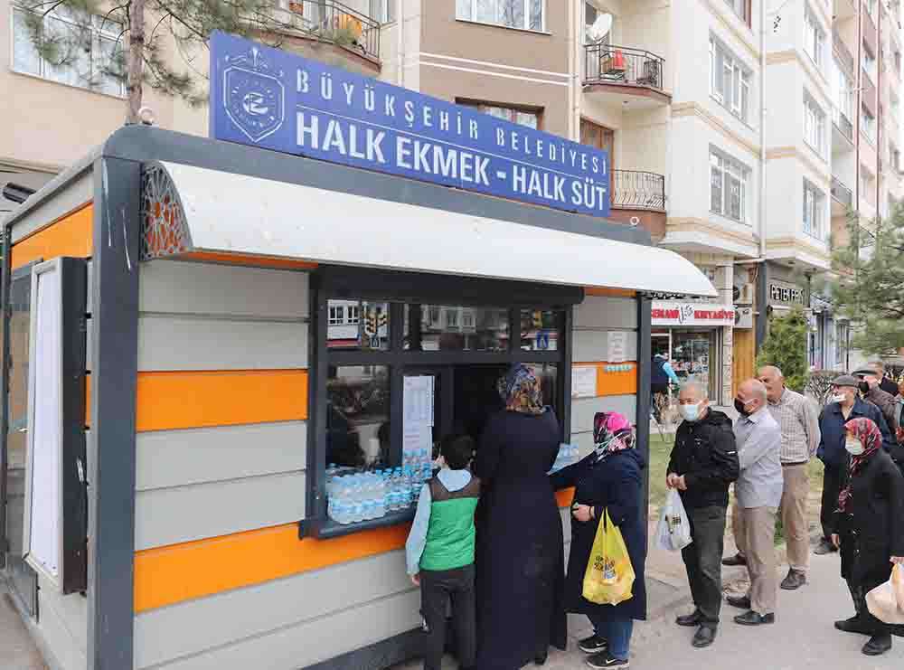 Yılmaz Büyükerşen, kent halkına yeni Halk Ekmek Fabrikası ve hasat müjdesi verdi.    
