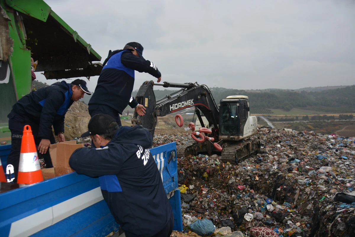 Yolcu Otob&uuml;s&uuml;nde Uygunsuz Taşınan Gıda &Uuml;r&uuml;nlerine El Konularak İmha Edildi