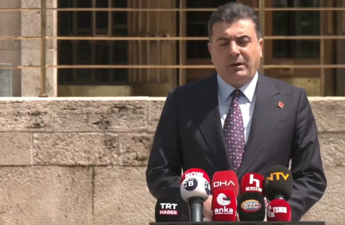 Zeynel Emre'den Parti İ&ccedil;i ve Dışı Odaklara Net Rest: "Meclis Team&uuml;lleri Ayaklar Altına Alınamaz
