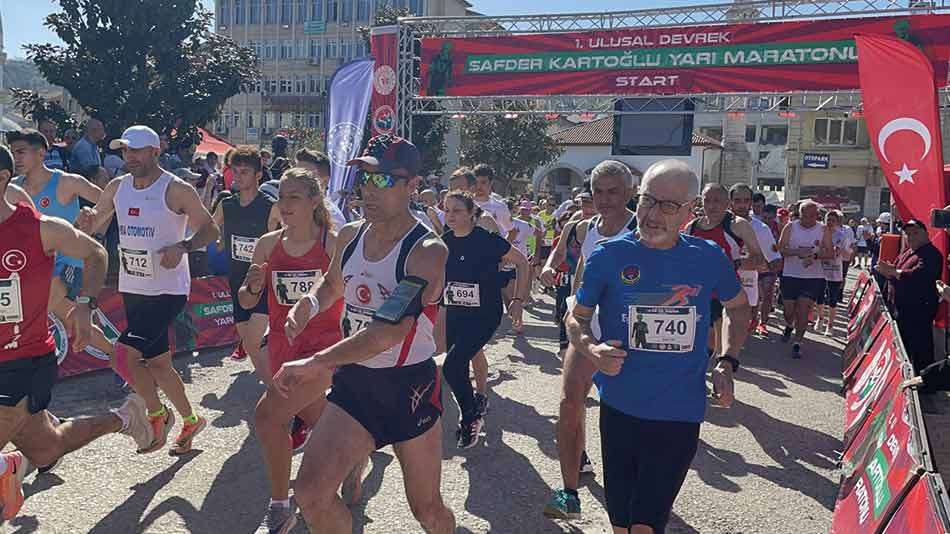 Zonguldak'ta 1. Ulusal Devrek Safder Kartoğlu Yarı Maratonu koşuldu