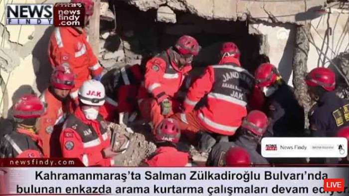 Kahramanmaraş’ta Salman Zülkadiroğlu Bulvarı’nda bulunan enkazda arama kurtarma çalışmaları devam ediyor