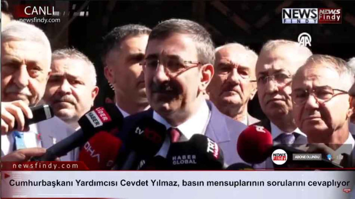 Cumhurbaşkanı Yardımcısı Cevdet Yılmaz, basın mensuplarının sorularını cevaplıyor.
