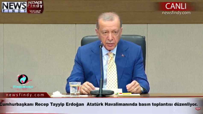 Cumhurbaşkanı Recep Tayyip Erdoğan Atatürk Havalimanında basın toplantısı düzenliyor.