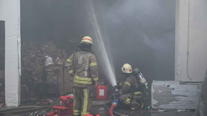 Arnavutköy’deki cam üretim tesisinde yangın çıktı.